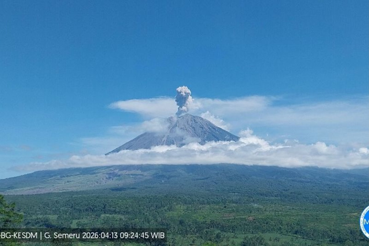 Senin Pagi, 13 April Gunung Semeru Alami Erupsi, Ketinggian Capai 1.000 M