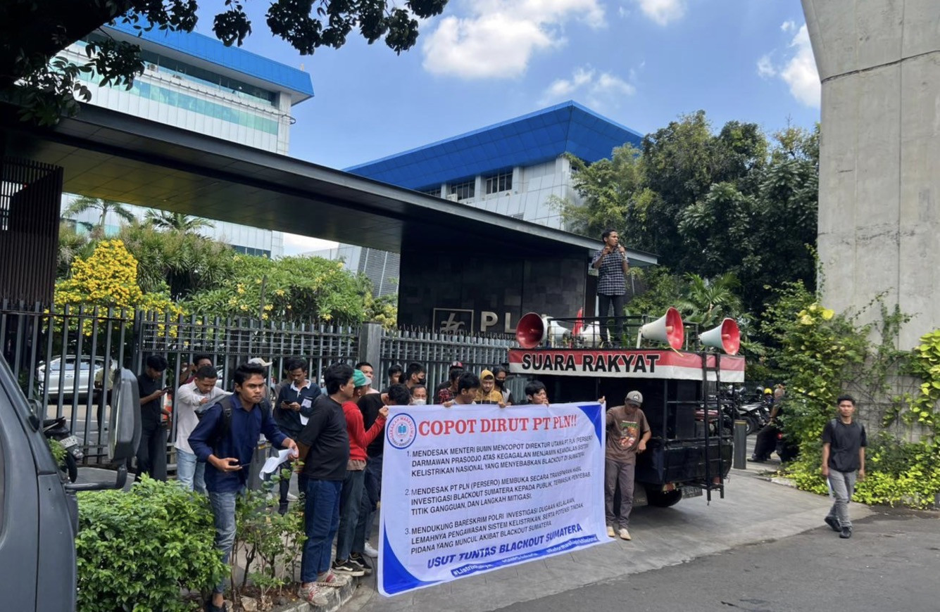Blackout Sumatera, Mahasiswa Demo di Kantor Pusat PLN Desak Dirut Dicopot