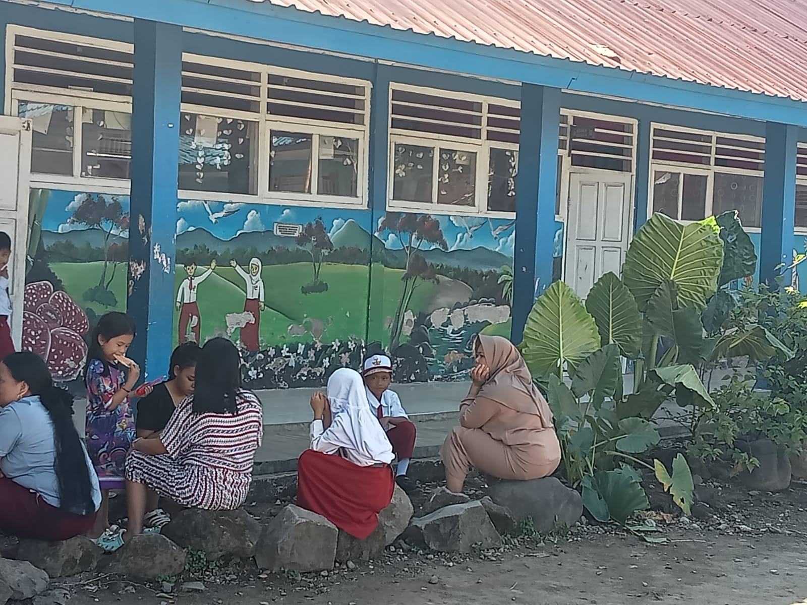 Antusias Orang Tua Antar Anak di Hari Pertama Sekolah