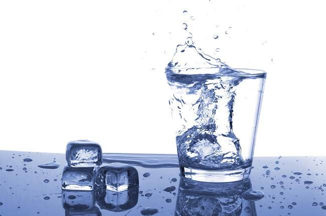 5 Manfaat Suka Minum Air Dingin, Bikin Kulit Makin Glowing