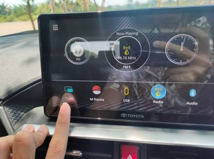 Cara Menggunakan Fitur T-Link di Toyota Raize untuk Mirroring Smartphone
