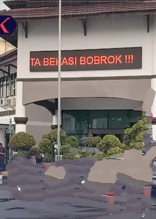 Saat Melepas Kloter Jemaah Haji, Plt Walikota Dapati Tulisan 'Plt Walikota Bekasi Bobrok' di Running Text LED