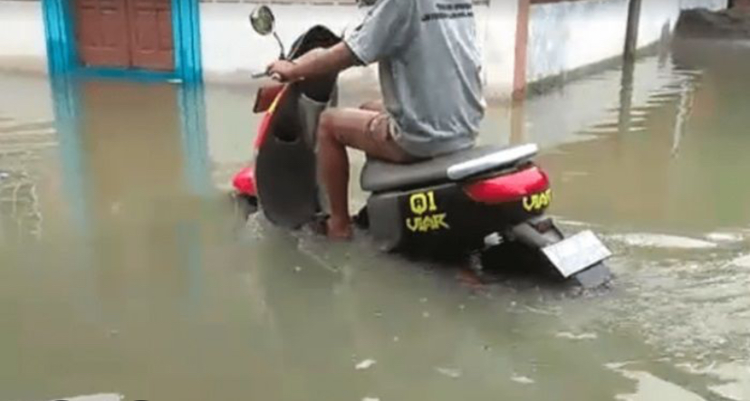 Tips Melewati Banjir dengan Aman Pakai Motor Listrik