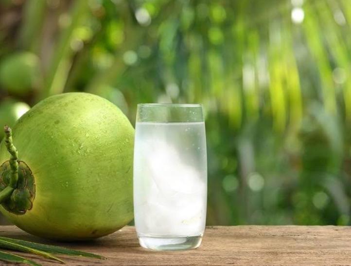 Minum Air Kelapa Muda untuk Turunkan Asam Lambung Tinggi