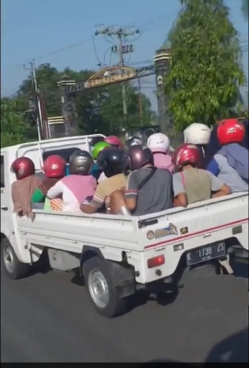 Patut Dicontoh, Penumpang Mobil Pikap Pakai Helm