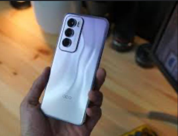 HP OPPO RENO 12 Bertenaga AI dan Tahan Banting