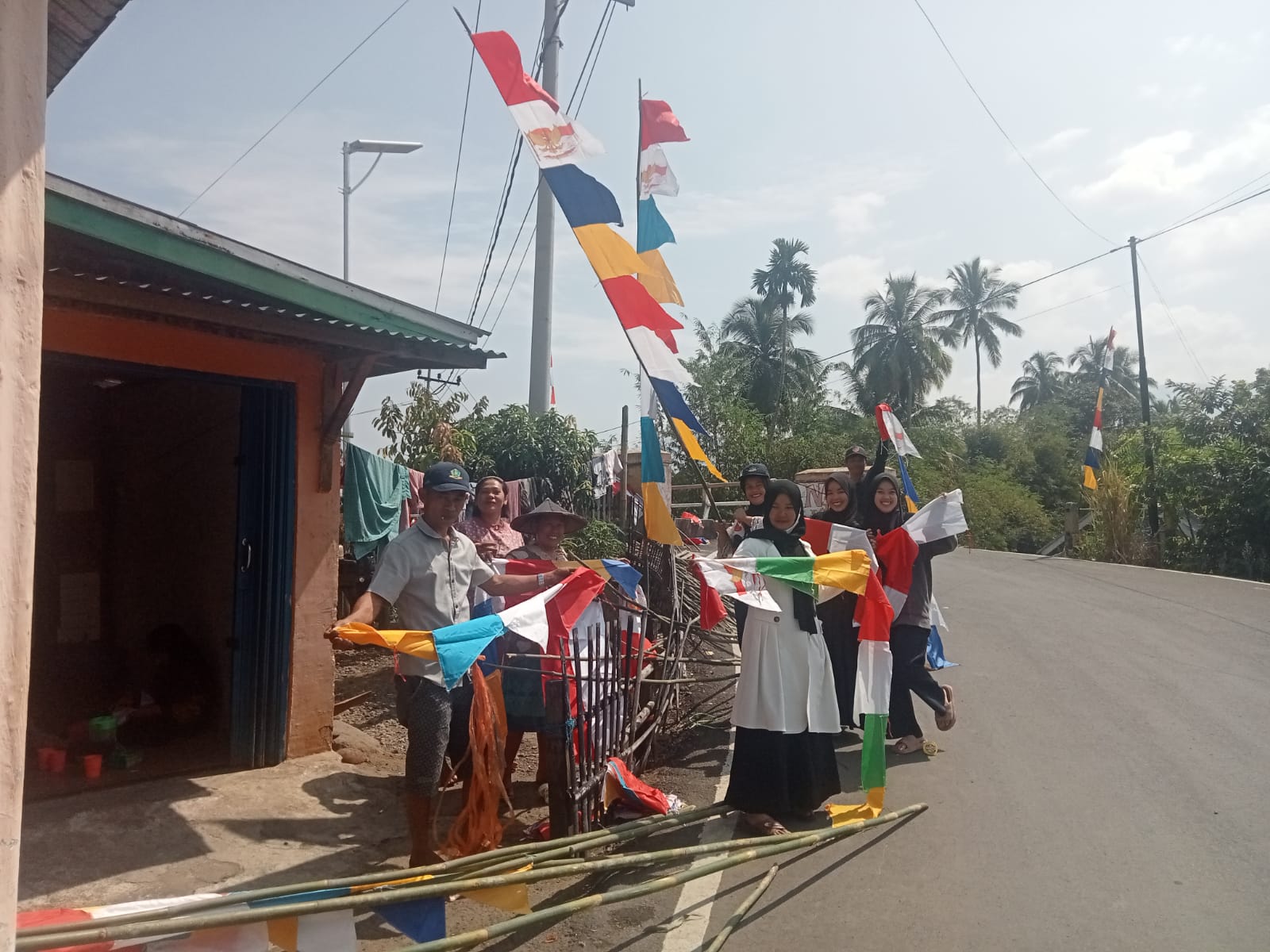 HUT RI ke-79: Desa Semelako I Percantik Lingkungan dengan Bendera dan Baliho