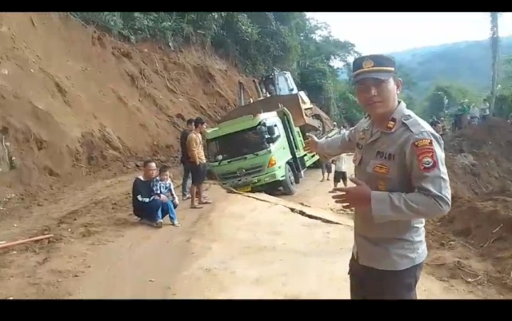 Kondisi Terkini Jalan Lebong-Rejang Lebong Minggu 19 Mei 2024: Truk Terperosok, Jalan Patah, Hati-hati! 