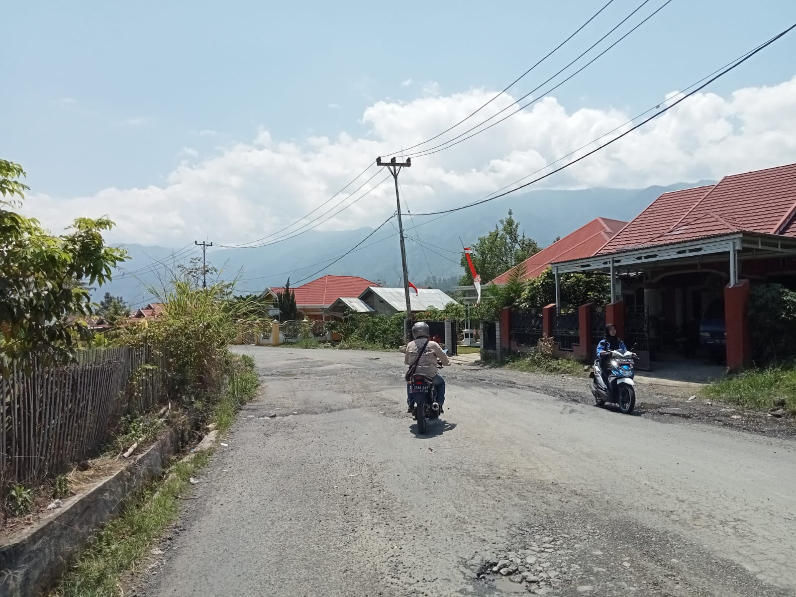 Lubang Menganga Ancam Pengendara di Jalan Milik Provinsi Desa Tik Jeniak 