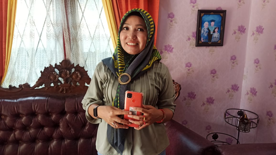 Ini Dia Ibu RT yang Viral Nyanyi 