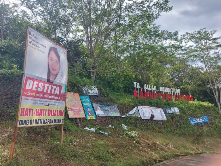 Belum Tahapan Kampanye, Baliho Calon di Lebong Bertebaran di Jalan 