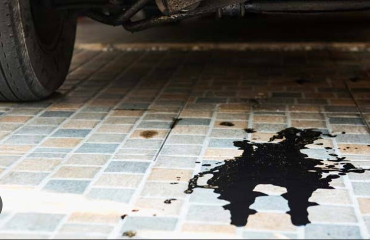 Cara Menghilangkan Noda Oli di Lantai Garasi