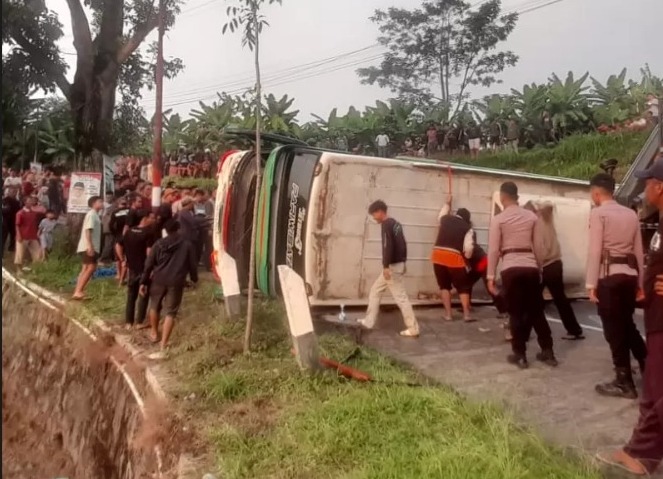 Kecelakaan Bus Pariwisata di Karanganyar Sebabkan 8 Penumpang Luka-luka, Diduga Kelalaian Sopir