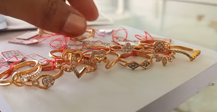 Harga Emas Hari Ini 10 Februari 2026 Melejit! Antam, UBS, Galeri 24 & Perhiasan Naik Serentak