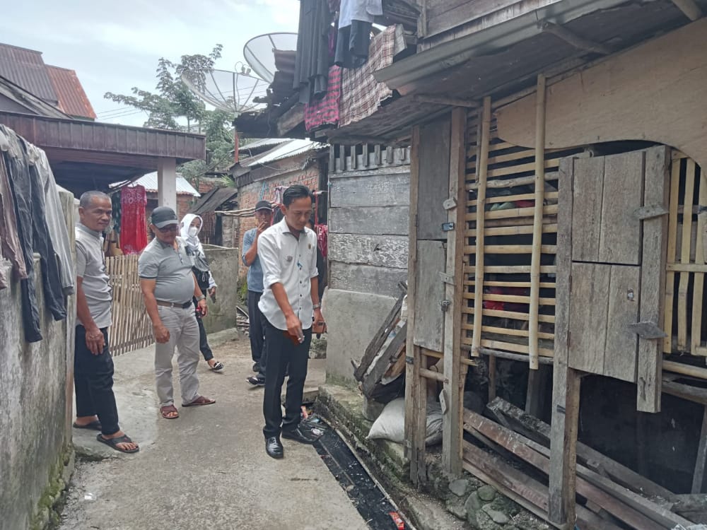 Cek Jalan Lingkungan, Camat Malah Temukan SPAL Desa Ujung Tanjung I Kotor dan Bau 