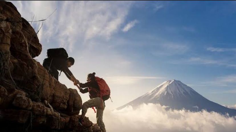 Peralatan Penting Yang Harus Dibawa Saat Mendaki Gunung