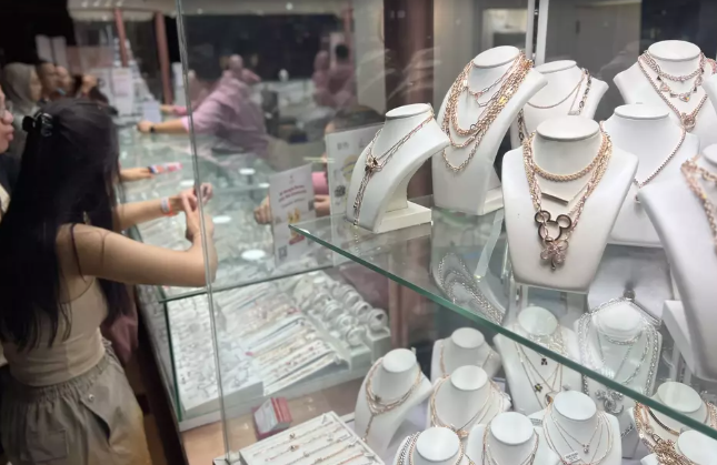 Perbandingan Harga Emas Perhiasan Jumat 30 Januari 2026 di Hartadinata dan Laku Emas