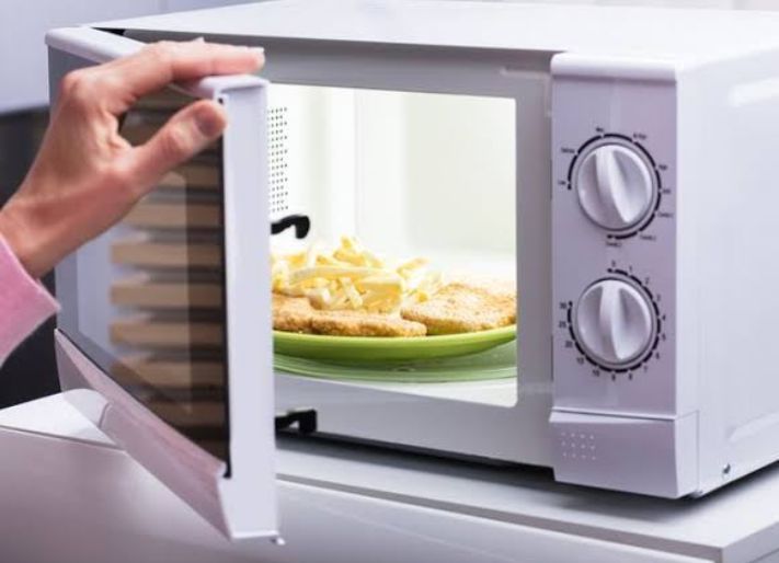 Kenali 5 Bahaya Memanaskan Makanan di Microwave