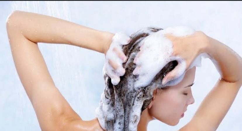 4 Kebiasaan yang Salah Saat Keramas Dapat Merusak Kesehatan Rambut