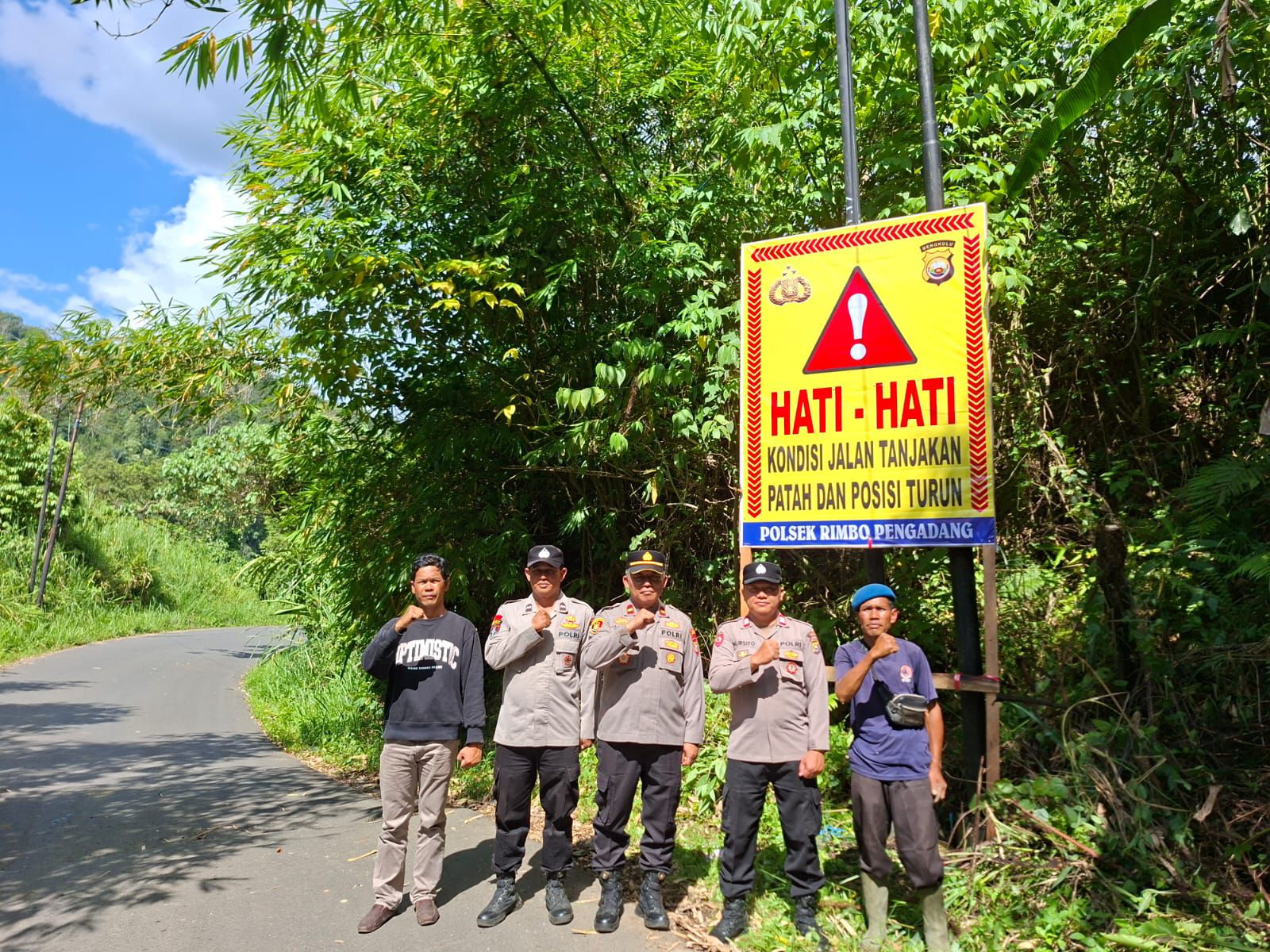 Polisi Pasang Police Line di Jalan Amblas dan Tanjakan Patah di Lebong
