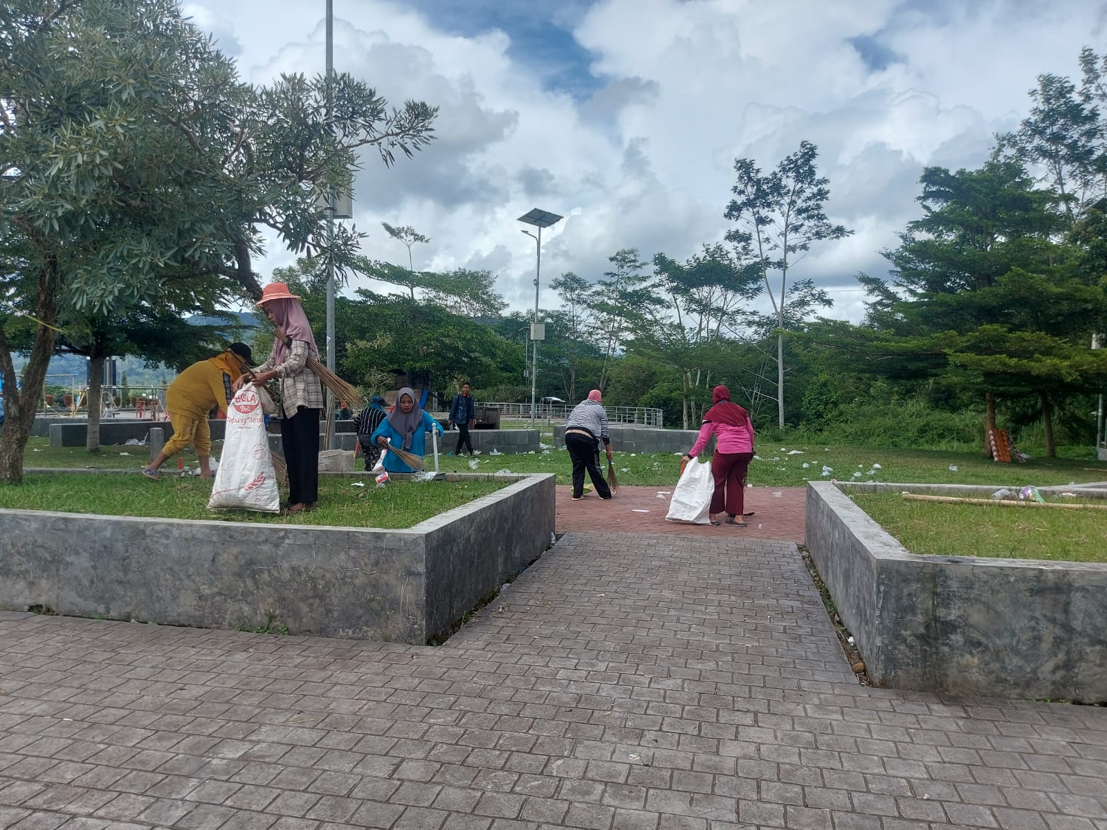 Penampakan Sampah Berserakan di Taman Karang Nio Lebong, Petugas Kebersihan Langsung Turun Tangan