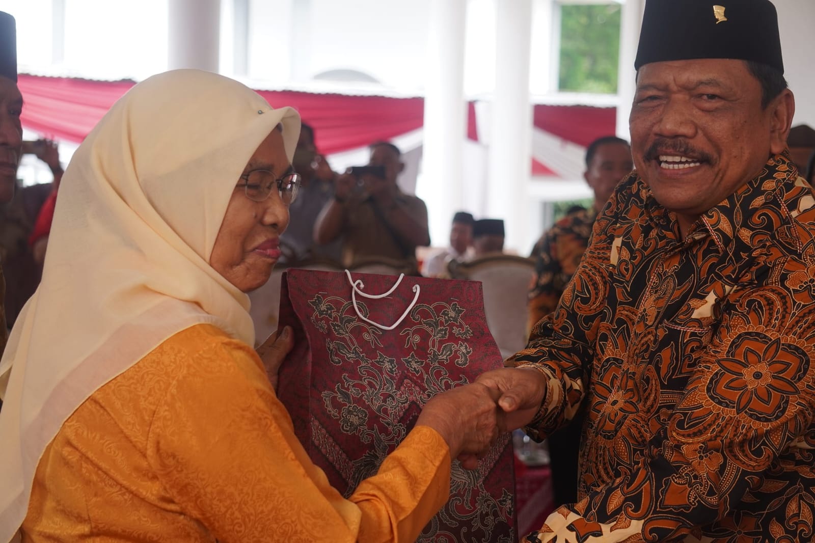 Pemkab Bengkulu Utara Salurkan 187 Bingkisan  dan Anugerah Satyalancana Karya Satya