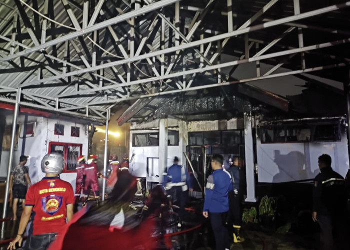 Kebakaran Hebat Hanguskan Kantor Lurah Sumur Meleleh Kota Bengkulu