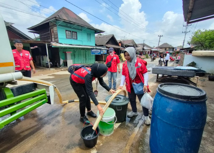 Tanggap Darurat Lebong: Distribusi Air Bersih PMI Lancarkan Bantuan untuk Warga Terdampak