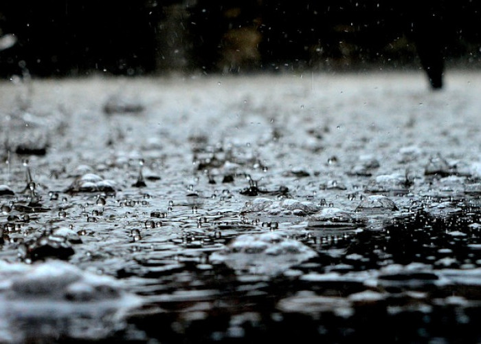 Air Hujan dalam Al-Qur'an dan Hadits: Manfaat dan Keutamaannya