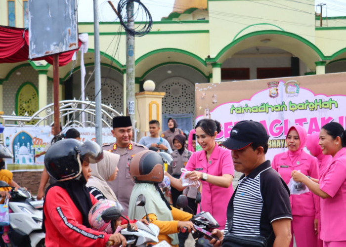 Tebar Kebaikan, Polres Lebong dan Bhayangkari Bagikan 300 Paket Takjil untuk Warga