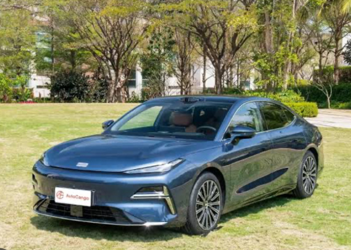 Geely Starshine 8: Sedan Hybrid Ini Tembus 1.725 Km