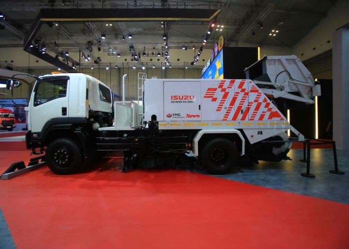 Isuzu Pamer GIGA FVR Road Sweeper, Solusi Kendaraan Kebersihan Jalan di GIIAS 2026