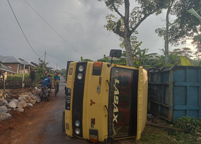 Usai Truk Ambles di Jalan Inpres Lebong, Giliran Mobil Dump Truck Muatan Batu Terbalik, Begini Kondisinya