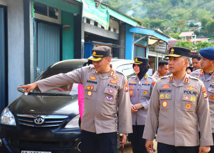 Tiga Hari Pasca Bencana Banjir Bandang Lebong, Kapolda Bengkulu Temui Warga dan Berikan Mainan 