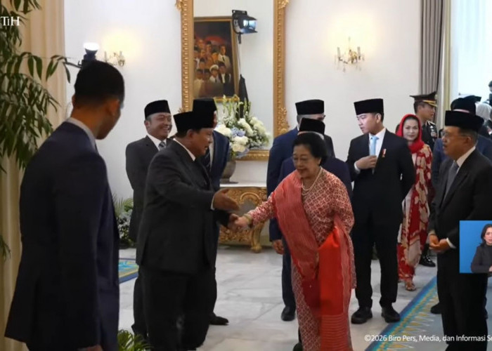Momen Hangat Hari Lahir Pancasila: Megawati dan Presiden Prabowo Berjalan Sambil Bergandengan Tangan