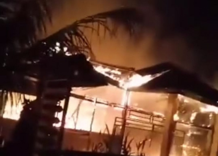 Kebakaran Dahsyat Landa Kantor Desa Seblat Ulu Lebong, Begini Penampakan Kobaran Apinya