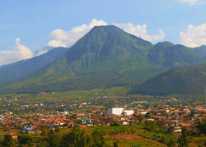 Gunung Kawi, Pesona Alam dan Mitos Pesugihan
