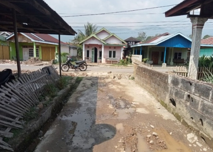 Pipa PDAM Tanjung Bungai I Bocor Akibat Proyek Pelebaran Jalan, Warga Protes