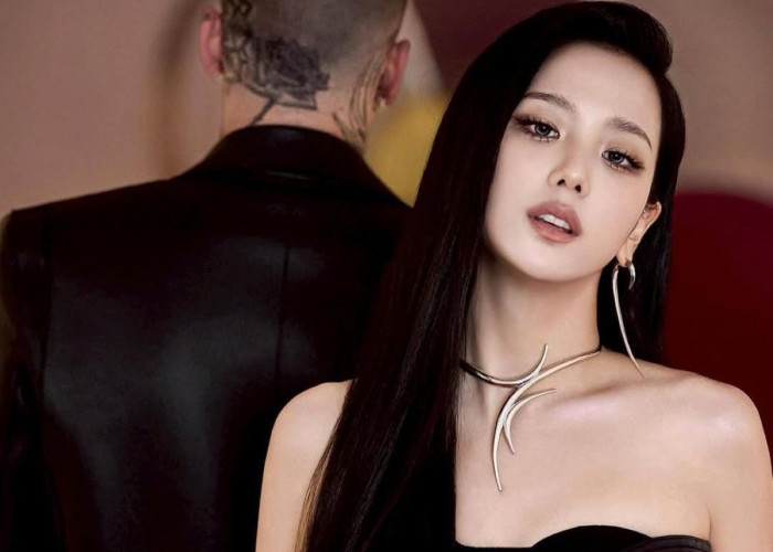 Publik Sorot Aksi Jisoo Berikan Hadiah Tas Mewah Dior ke Staf Agensinya 