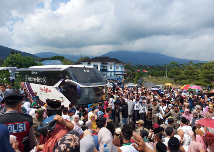 Suasana Haru Mengiringi Pelepasan Keberangkatan Calon Jemaah Haji Lebong, Diwarnai Tangis Keluarga