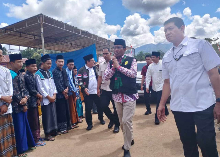 Mahfud MD Hadir Istighosah di Bengkulu Utara, Disambut Ribuan Santri