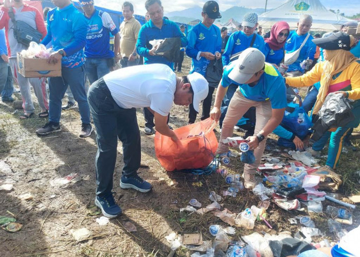 Ajak Warga Jaga Kebersihan, Bupati Lebong Turun Tangan Pungut Sampah 