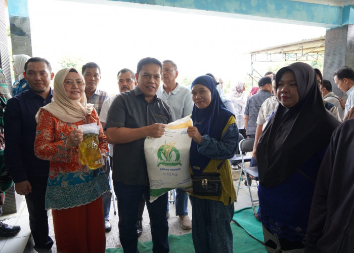 17.039 Warga Terima Bantuan Pangan Beras dan Minyak Goreng 