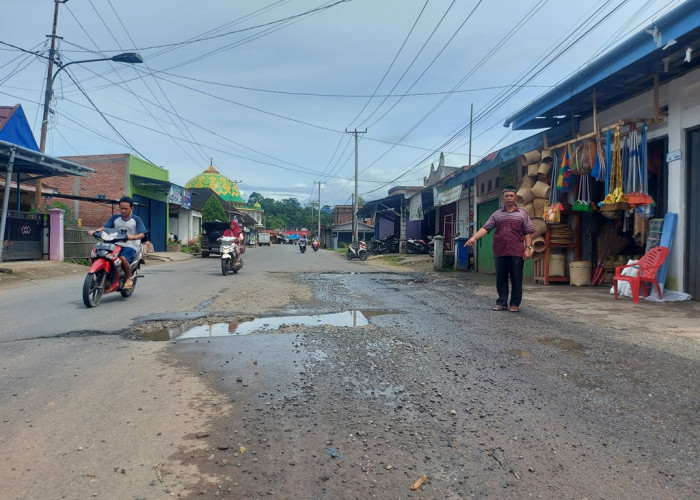 Jalan Menuju Kampung Jawa yang Rusak Masih 'Dicueki', Lurah : Sudah Banyak yang Ngeluh