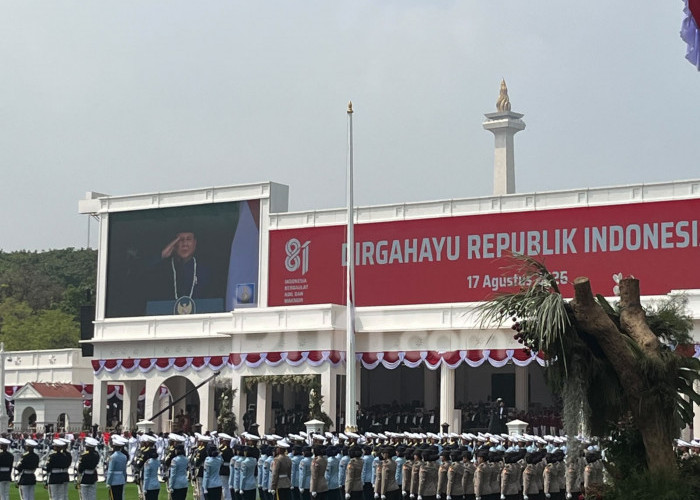 HUT ke-81 RI, Prabowo Cium Bendera Merah Putih dengan Penuh Haru di Istana Merdeka
