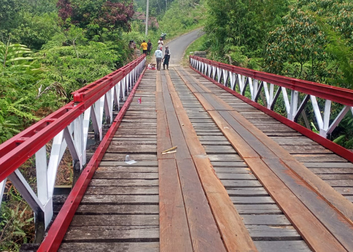 Sinergi Pemdes Mangkurajo dan Polsek Lebong Selatan, Jembatan Warga Dibuat Lebih Kokoh