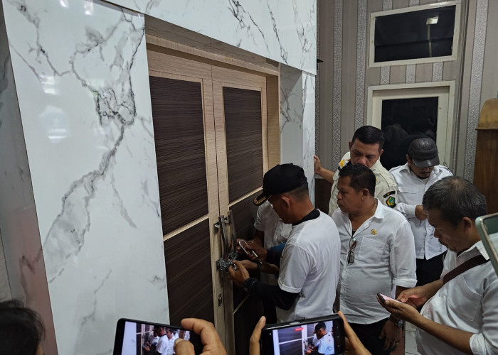 Massa Forum Birokrasi Pemerintah Lebong Bertolak Menuju Pemkab dan DPRD, Segel Ruang Kerja Plt.Bupati Lebong 