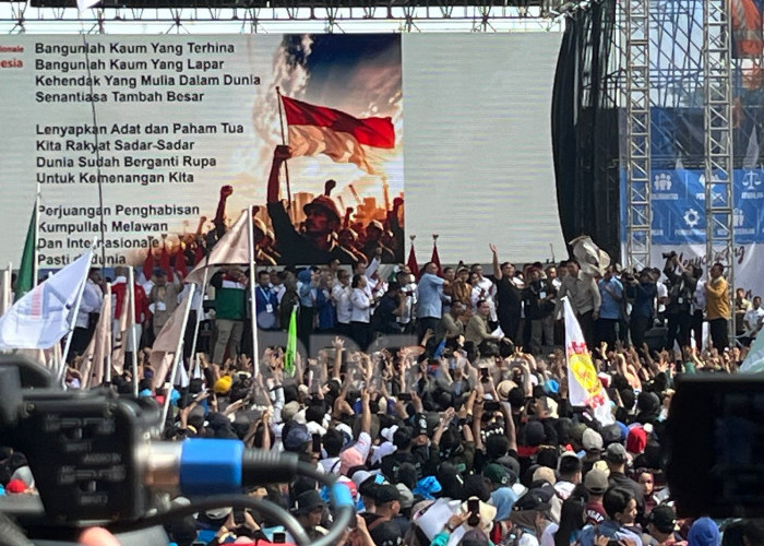 Presiden Prabowo Hadir, Lepas Kemeja Dihadapan Ribuan Buruh Peringatan May Day 2026