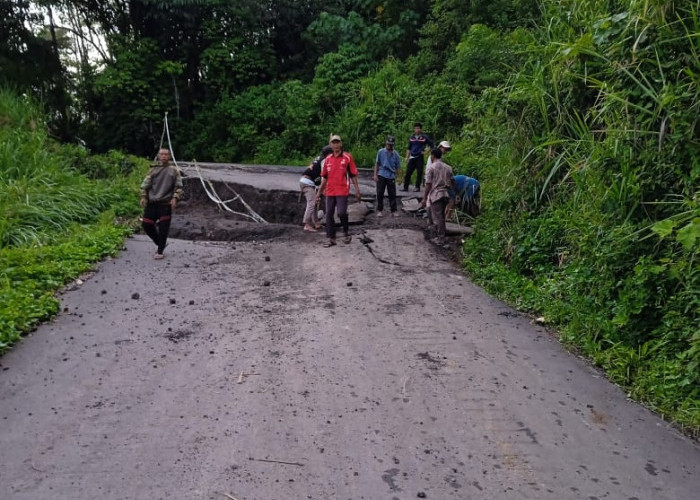 Jalan Talang Ratu Amblas Lagi, Warga Pertanyakan Janji  Perbaikan Gubernur Bengkulu Helmi Hasan