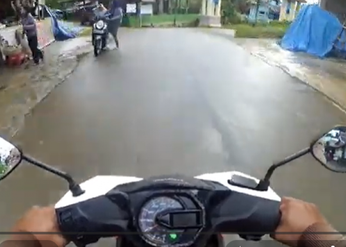 Tips Berkendara Motor di Jalan Licin Saat Hujan Ringan